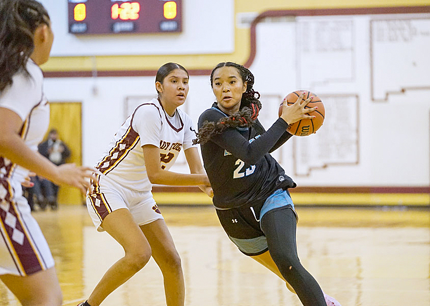 Top-ranked Tohatchi rallies past district rival Navajo Prep in barnburner